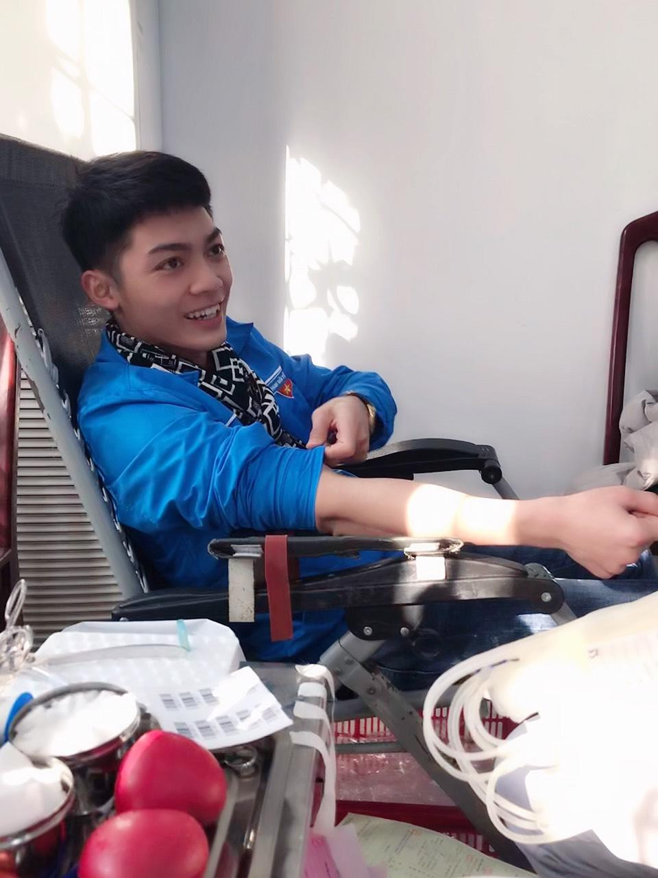 Văn Linh là một chàng trai đam mê kỹ thuật và luôn tích cực tham gia các hoạt động xã hội, phục vụ cộng đồng. Văn Linh là một chàng trai đam mê kỹ thuật và luôn tích cực tham gia các hoạt động xã hội, phục vụ cộng đồng.