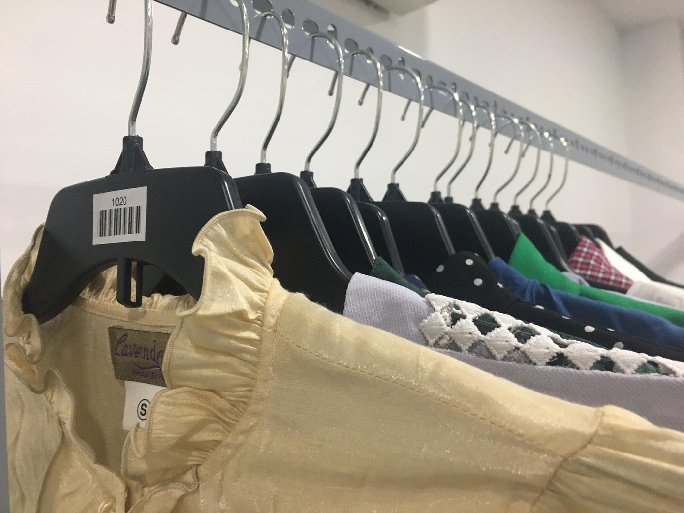 Mỗi chiếc quần, cái áo đều có mã code để theo dõi trên website.