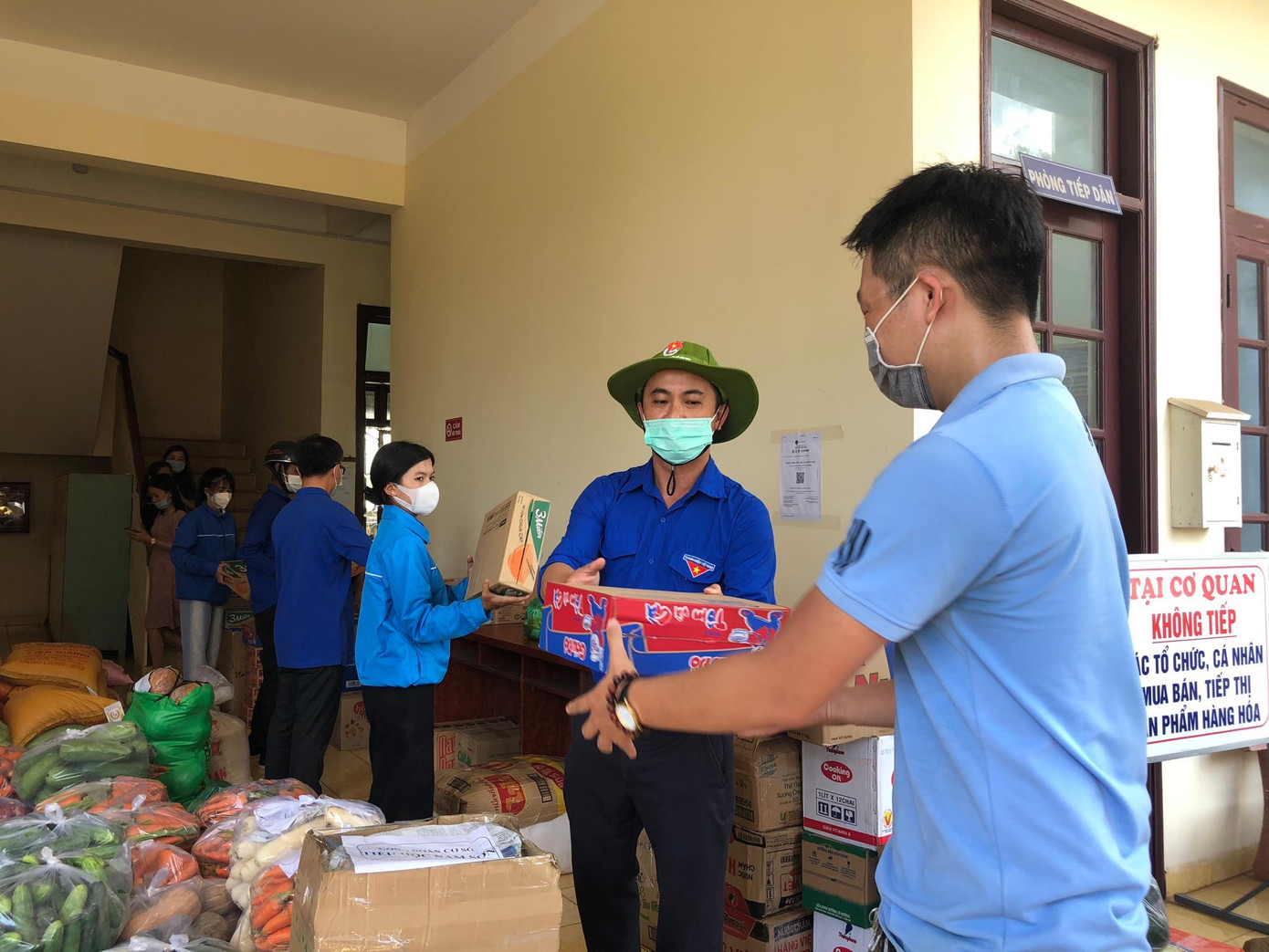 Những "chuyến xe yêu thương" vẫn đang hướng về bà con tại TP. HCM. (Ảnh: Việt Quỳnh)