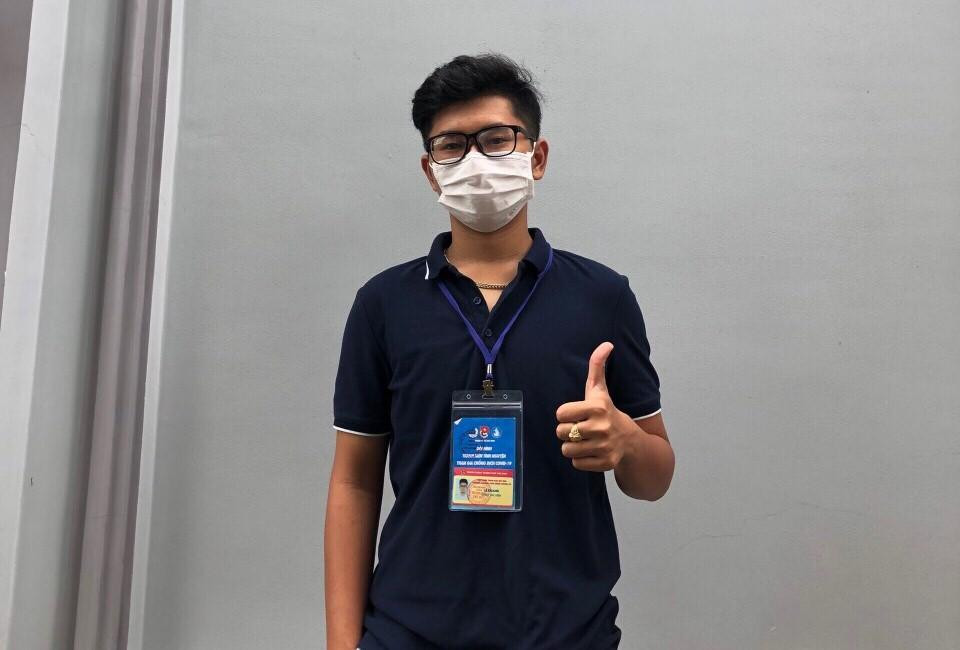 Khang hăng hái trong các công việc được giao khi tham gia tình nguyện chống dịch.