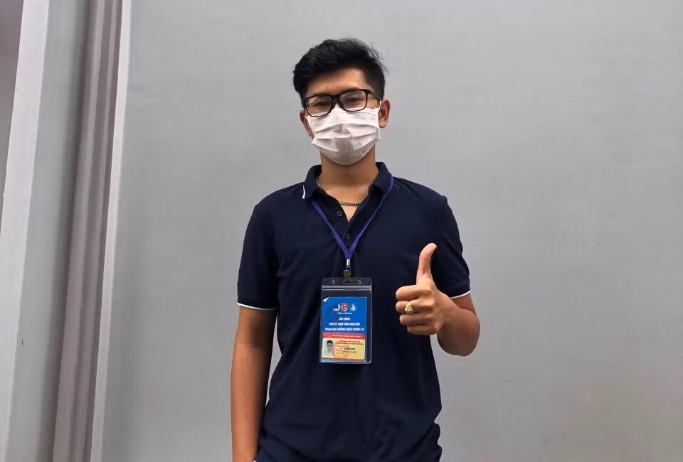 Khang hăng hái trong các công việc được giao khi tham gia tình nguyện chống dịch.