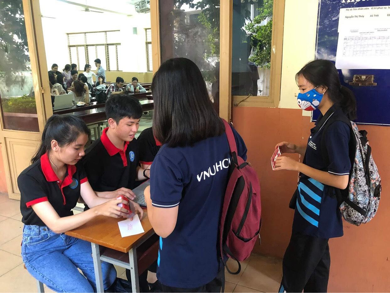 Các bạn sinh viên háo hức xem phim lịch sử.