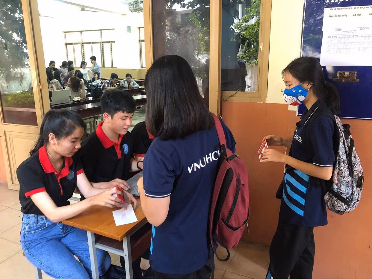 Các bạn sinh viên háo hức xem phim lịch sử. Các bạn sinh viên háo hức xem phim lịch sử.