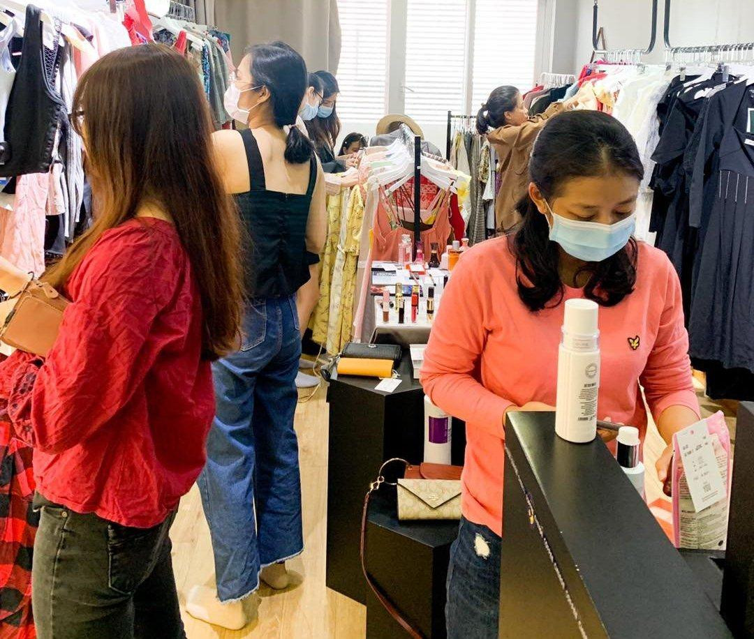 Bạn trẻ ngày cang ưa chuộng mua sắn online.