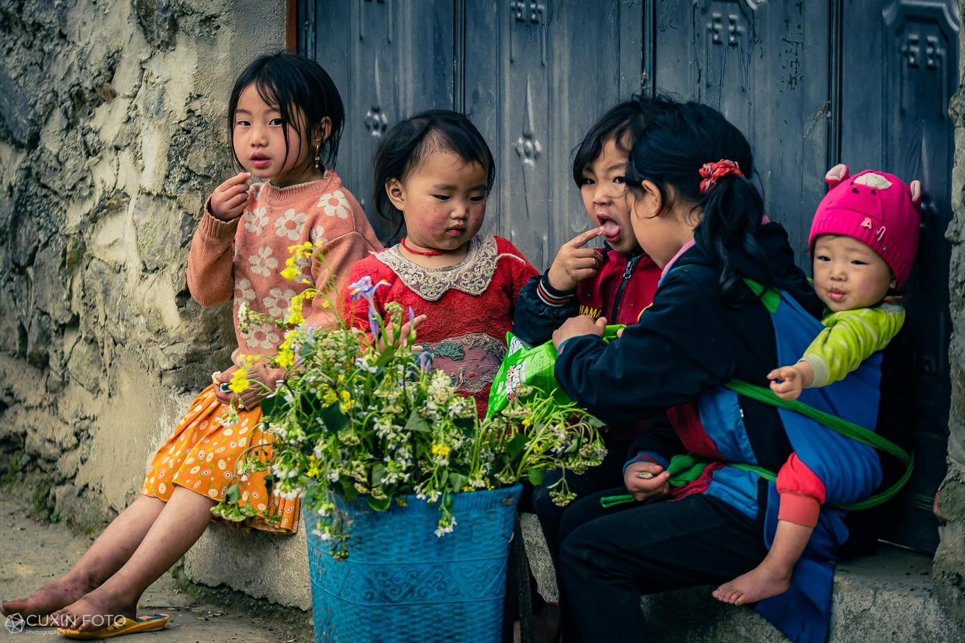 Những cảnh sinh hoạt của những đứa trẻ vùng cao được Quý ghi lại trong những bức hình của mình. (Ảnh: NVCC)