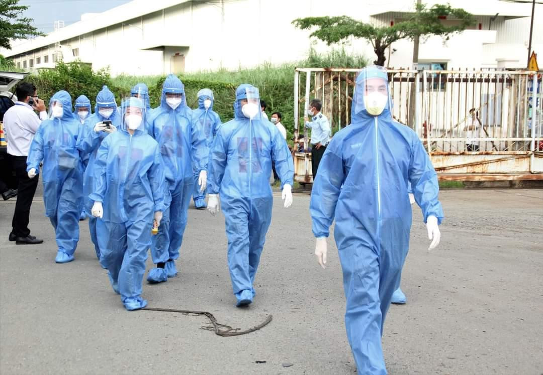 Những nghệ sĩ trẻ trong trang phụ bảo hộ đến "các điểm nóng" tại TP. HCM hỗ trợ công tác điều phối, tiêm vắc xin cho người dân.