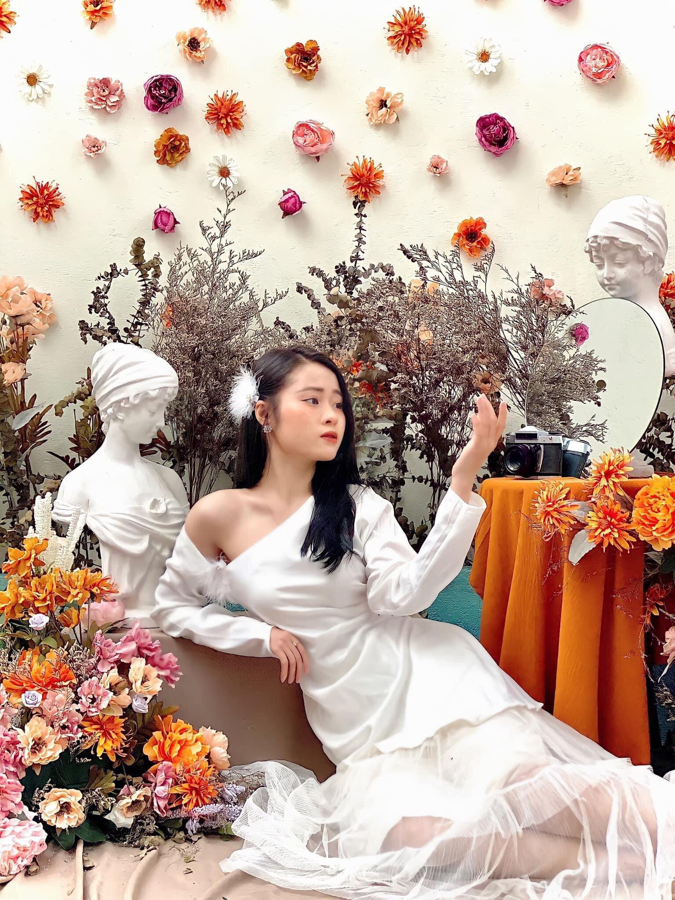 Nguyệt Hằng tự "biến hóa" với nhiều phong cách trang điểm khác nhau. Nguyệt Hằng tự "biến hóa" với nhiều phong cách trang điểm khác nhau.