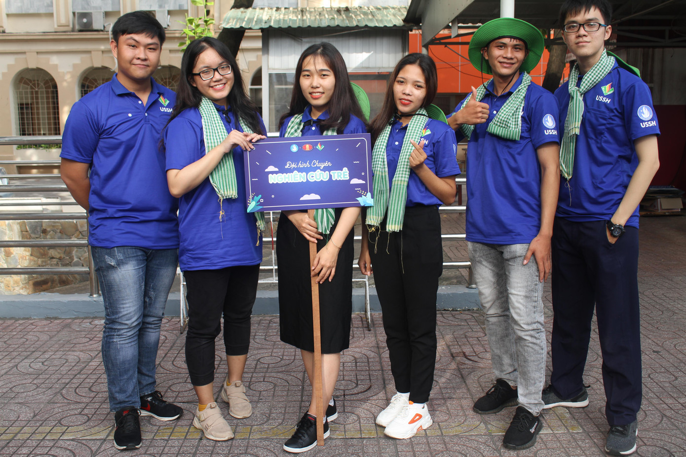 Thuế (thứ ba từ phải qua) tích cực tham gia các hoạt động tình nguyện của trường. Thuế (thứ ba từ phải qua) tích cực tham gia các hoạt động tình nguyện của trường.