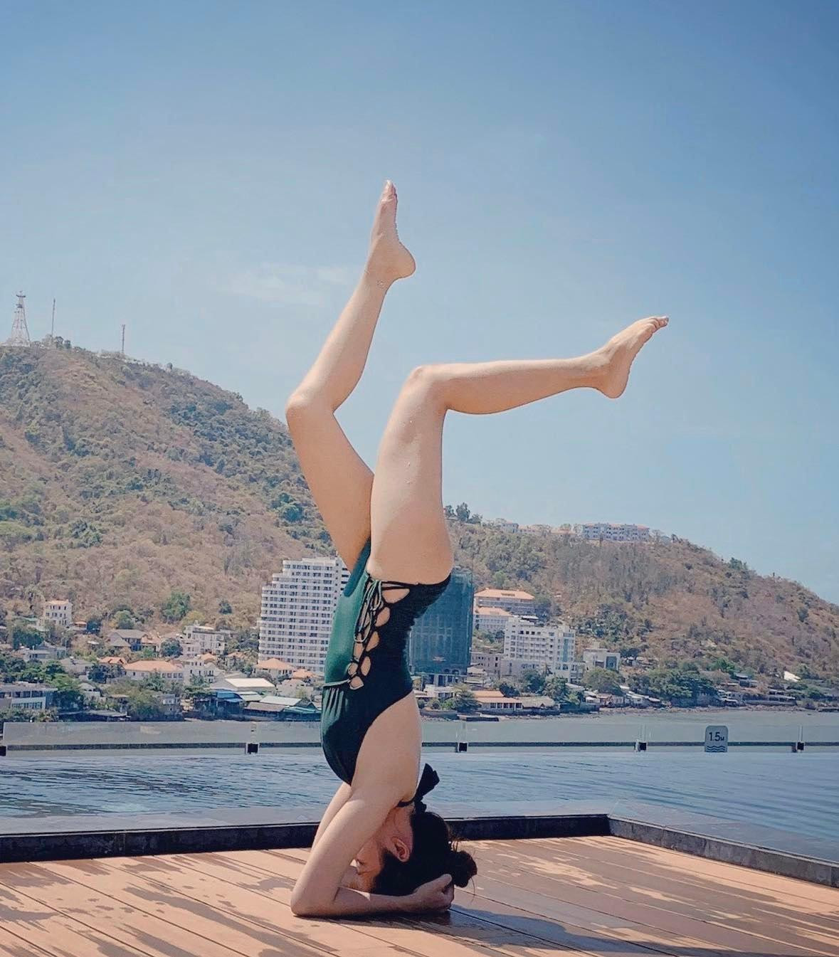 Yoga giúp Sam Thương khỏe mạnh, dẻo dai. Yoga giúp Sam Thương khỏe mạnh, dẻo dai.