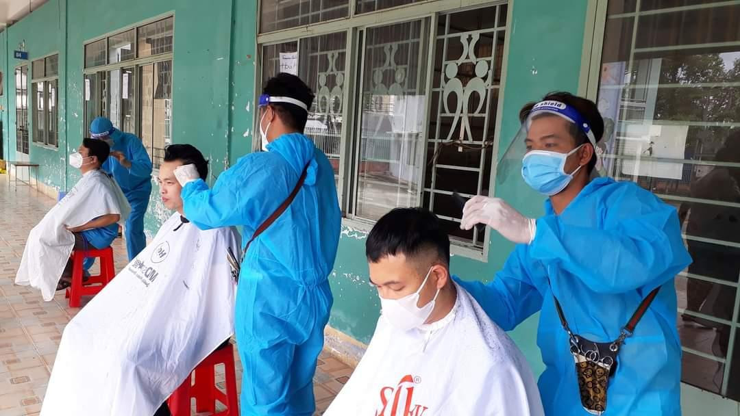 Công việc cắt tóc cho lực lượng tuyến đầu của các thành viên CLB Tóc trẻ. Công việc cắt tóc cho lực lượng tuyến đầu của các thành viên CLB Tóc trẻ.