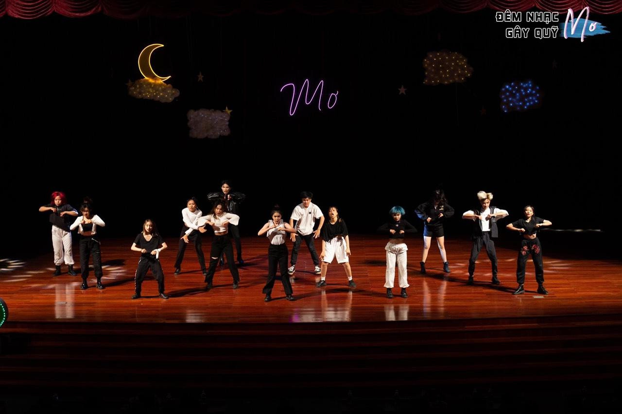 Chương trình với sự tham gia của nhiều nhóm nhạc sinh viên.