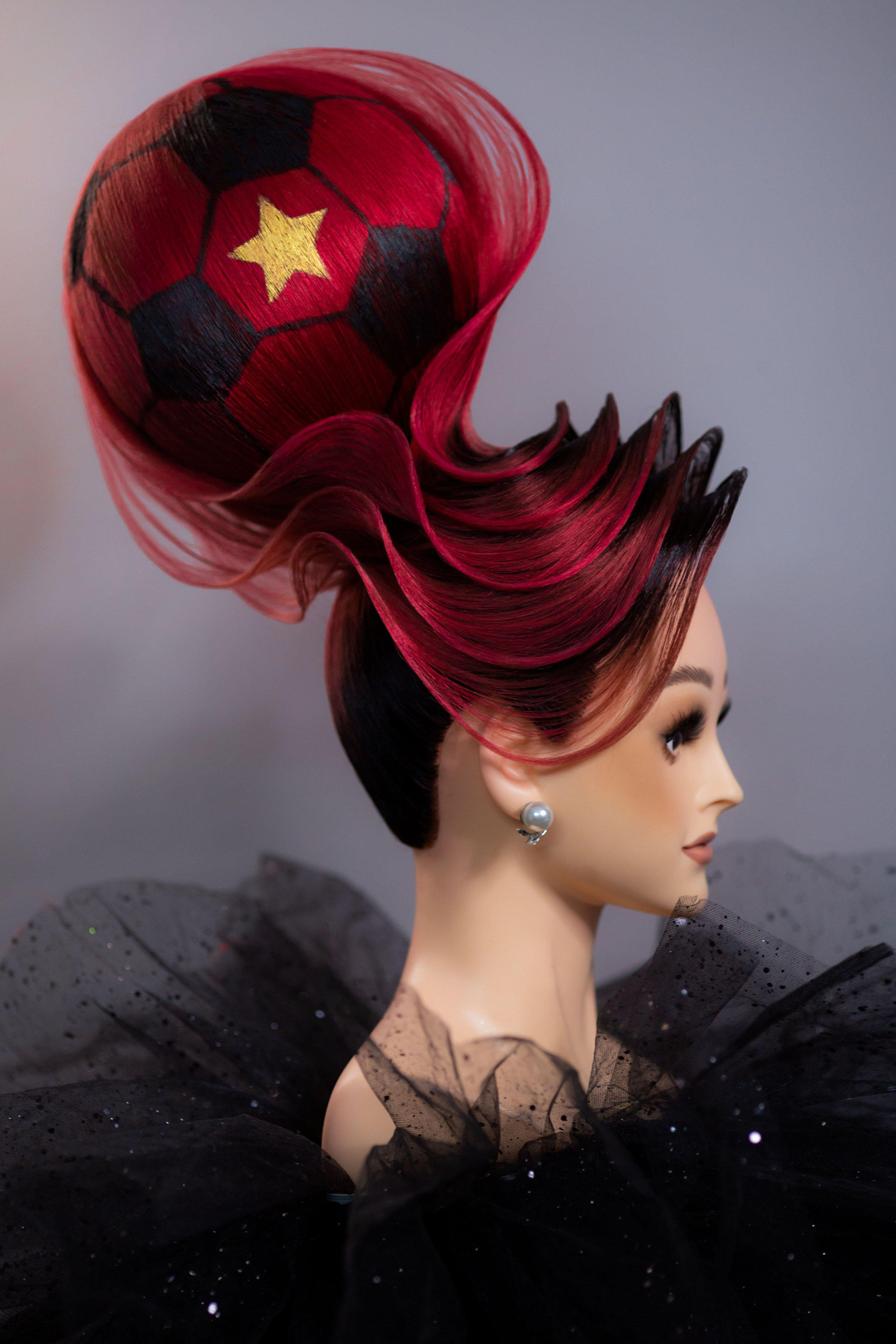 Kiểu tóc hình trái bóng hưởng ứng không khí sôi động của đội tuyển Việt Nam tham gia vòng loại World Cup 2021. Kiểu tóc hình trái bóng hưởng ứng không khí sôi động của đội tuyển Việt Nam tham gia vòng loại World Cup 2021.