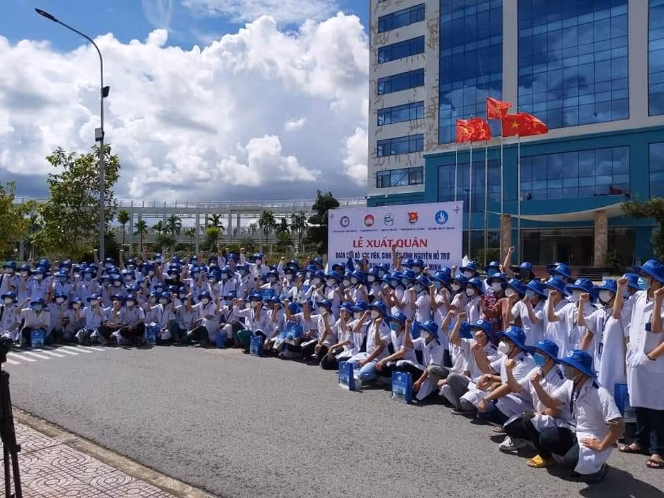 Sinh viên trường ĐH Y Dược Cần Thơ với quyết tâm hỗ trợ TP. HCM chống dịch. (Ảnh: Đoàn trường)