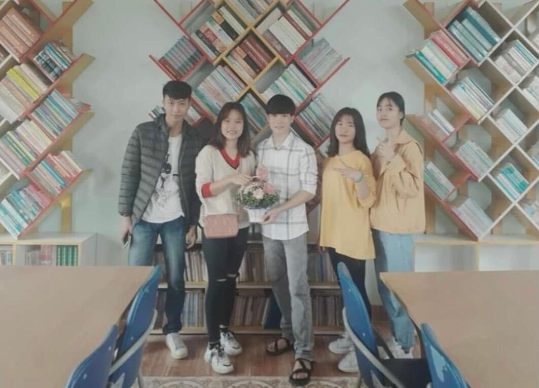 Quốc Khánh cùng những người bạn của mình.