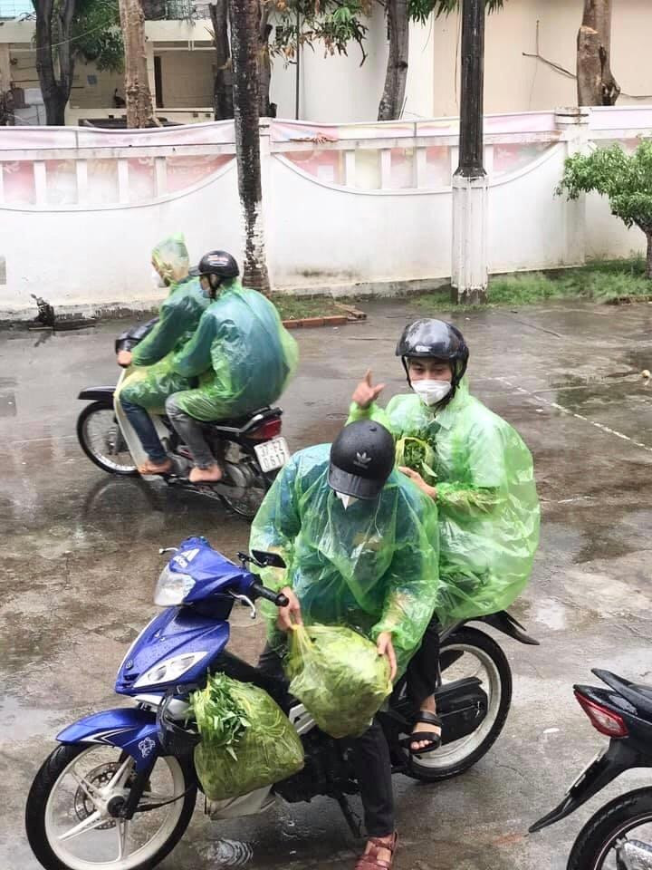 Tuấn Anh cùng các anh chị đoàn viên đã không ngại nắng mưa, hỗ trợ vận chuyển hàng hóa đến tay người dân.