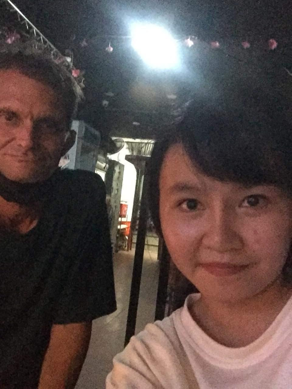 Linh chụp chung với người đàn ông người Mỹ mà cô tìm cách giúp đỡ.