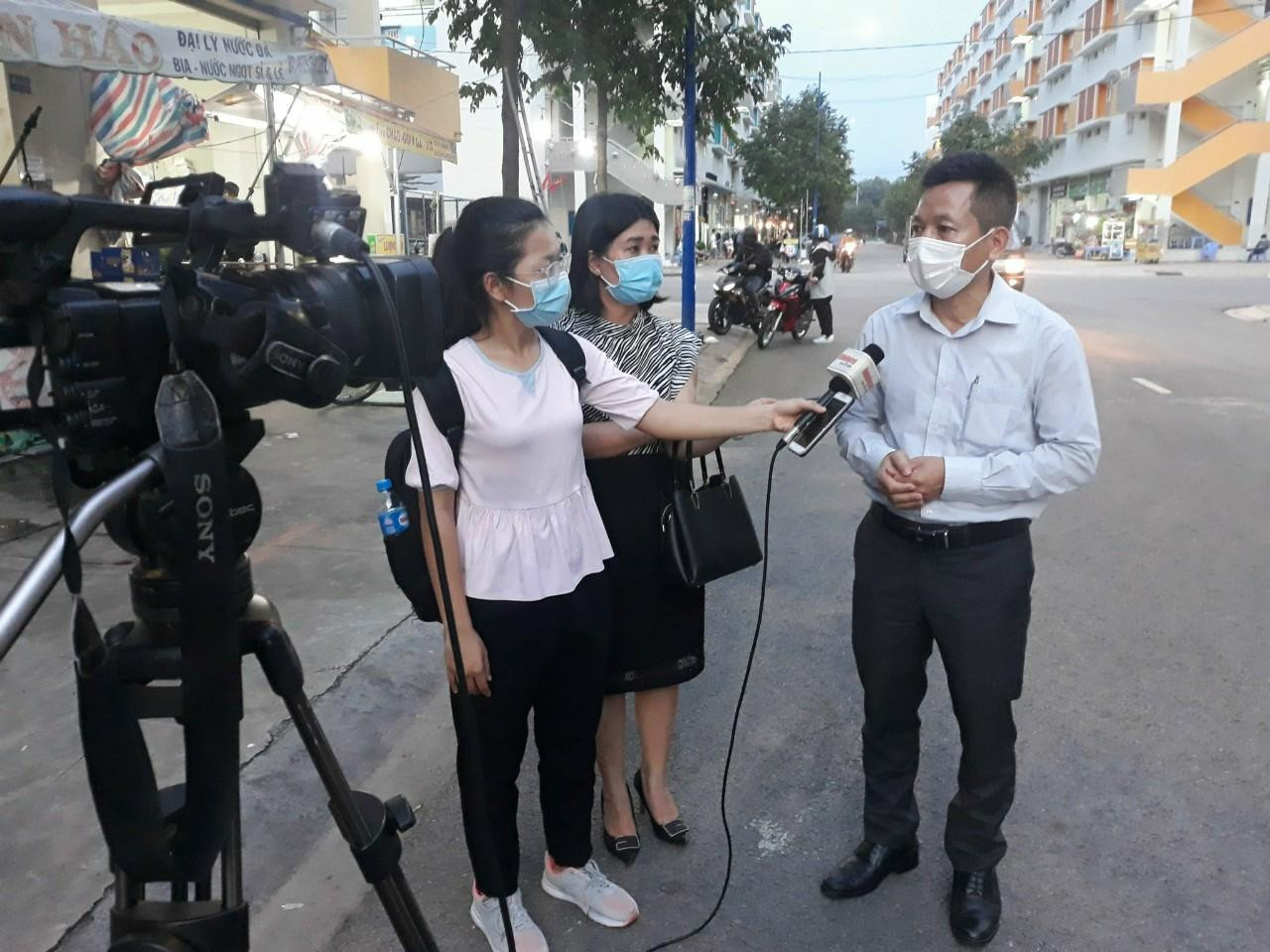 Tuyết Nhung trong quá trình tác nghiệp với nghề báo. Tuyết Nhung trong quá trình tác nghiệp với nghề báo.