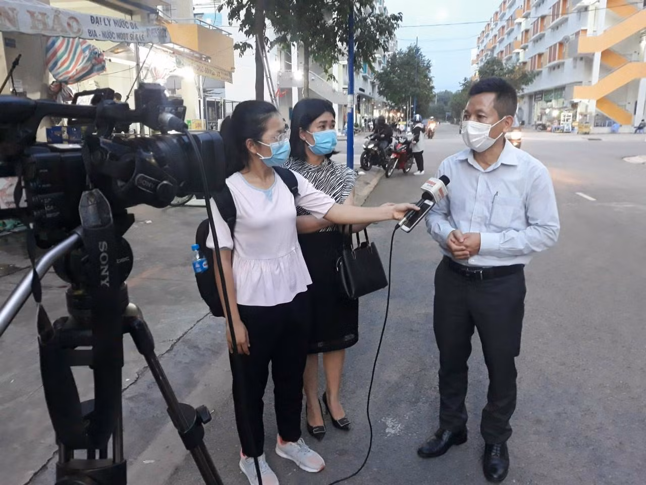 Tuyết Nhung trong quá trình tác nghiệp với nghề báo.