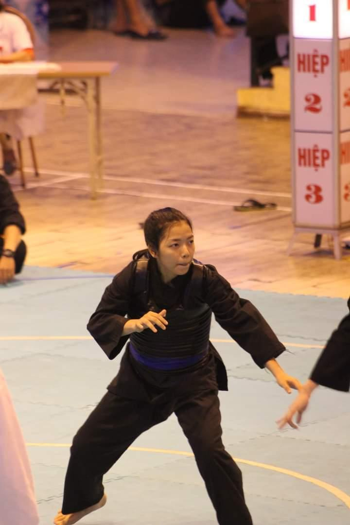 Tuyết Nhung rất hăng say khi tập luyện. Tuyết Nhung rất hăng say khi tập luyện.