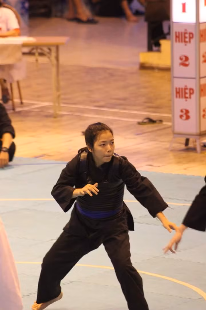 Tuyết Nhung rất hăng say khi tập luyện.