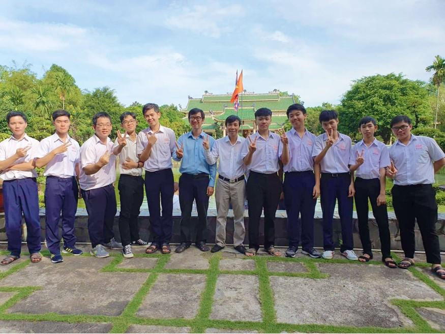 Thiên Ân (người thứ năm từ trái qua) chụp hình cùng thầy và các bạn trước khi lên đường tham dự kỳ thi HSG Quốc gia năm 2021. Thiên Ân (người thứ năm từ trái qua) chụp hình cùng thầy và các bạn trước khi lên đường tham dự kỳ thi HSG Quốc gia năm 2021.