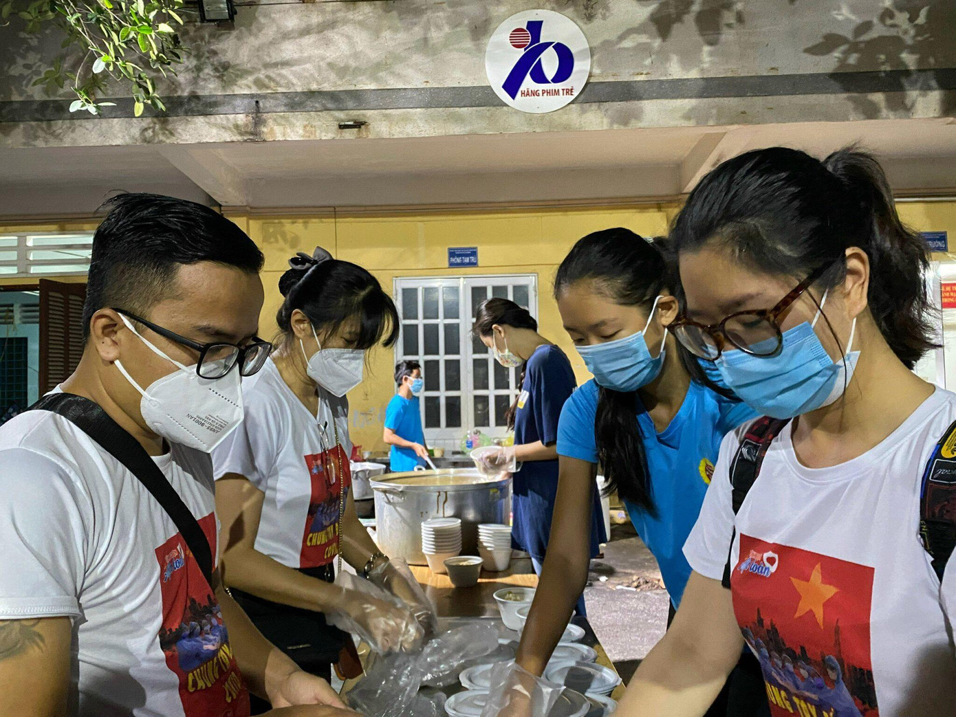 Thanh Khoa cùng chuẩn bị những phần cơm cho lực lượng tuyến đầu.