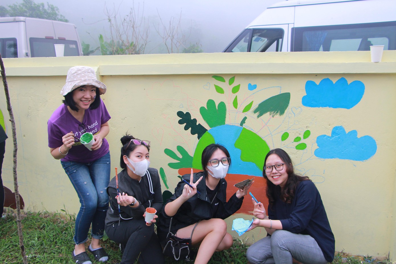 Các bạn trong nhóm vẽ lên tường những hình ảnh bảo vệ môi trường. Các bạn trong nhóm vẽ lên tường những hình ảnh bảo vệ môi trường.