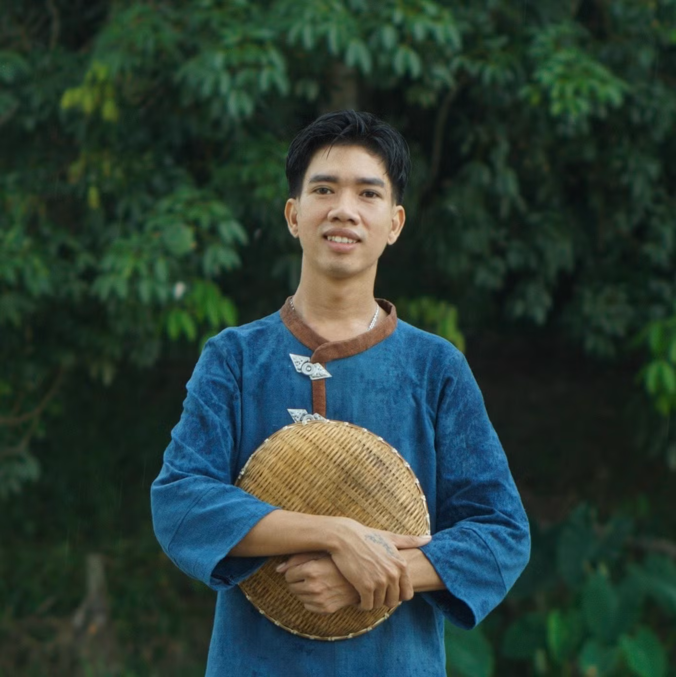 Cũng giống như Đồng Hao trong phim, Đồng Hao “đời thật” cũng rất yêu quê hương, muốn lan tỏa những giá trị tốt đẹp của quê hương mình. Cũng giống như Đồng Hao trong phim, Đồng Hao “đời thật” cũng rất yêu quê hương, muốn lan tỏa những giá trị tốt đẹp của quê hương mình.
