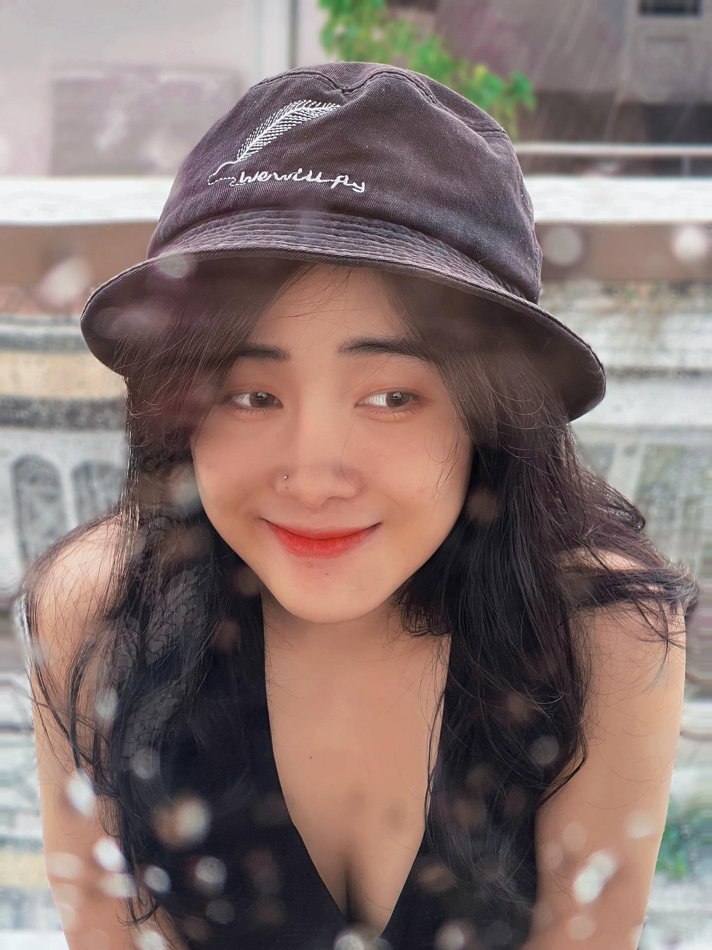 Sở hữu gương mặt xinh xắn, những video do Hồng làm thu hút người xem trên mạng xã hội TikTok. Sở hữu gương mặt xinh xắn, những video do Hồng làm thu hút người xem trên mạng xã hội TikTok.