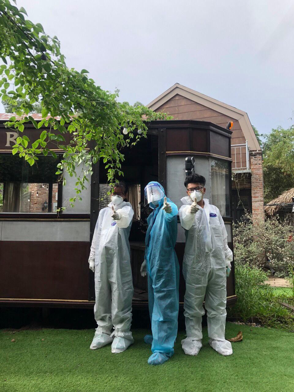 Khang cùng tình nguyện viên trong đội tham gia công tác chống dịch.