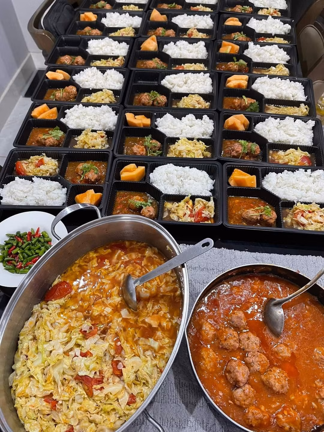 Phần cơm đầy đủ dinh dưỡng mà nhóm trao tặng.