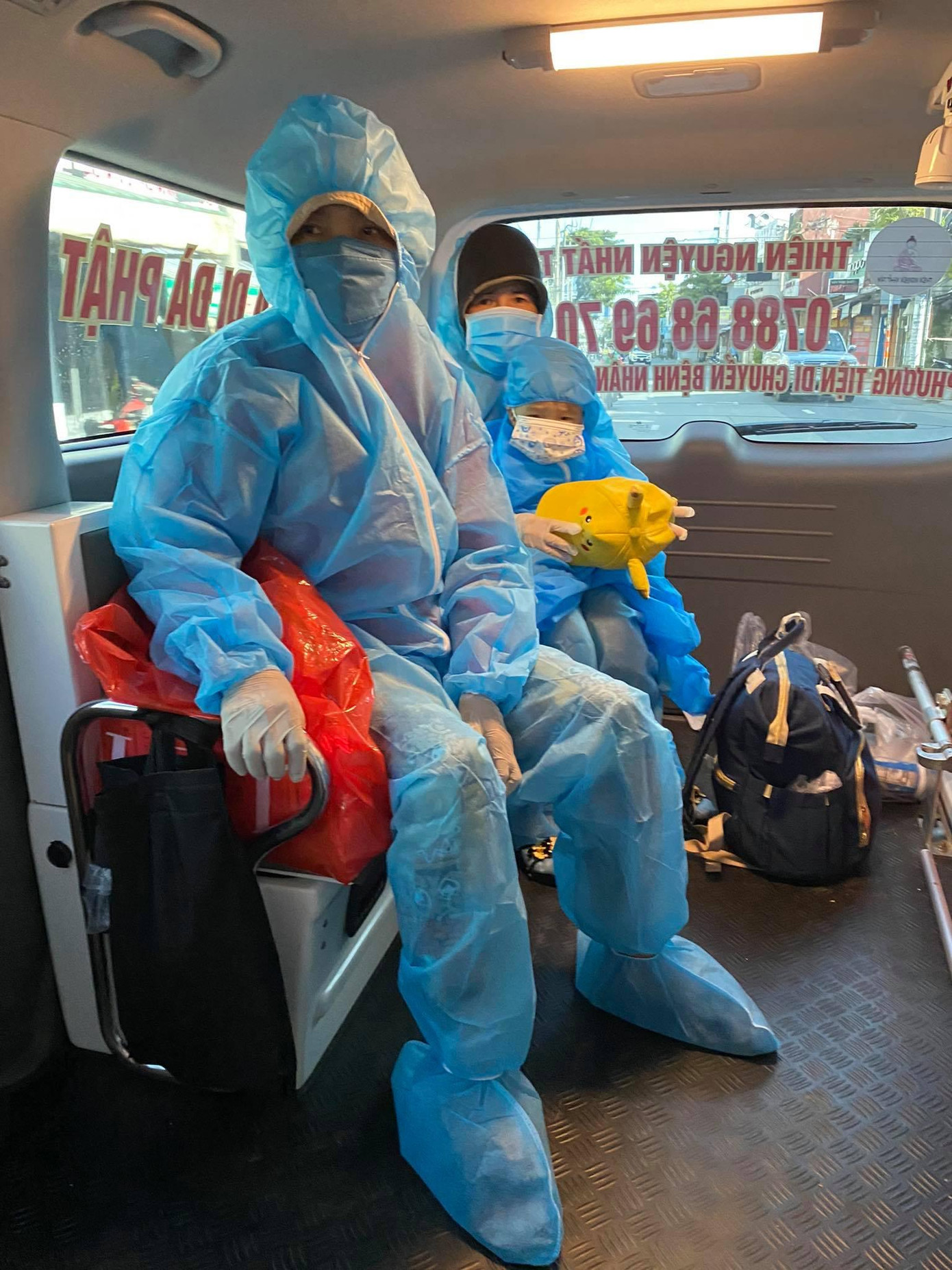 Những bệnh nhân được chị Cúc hỗ trợ vận chuyển.