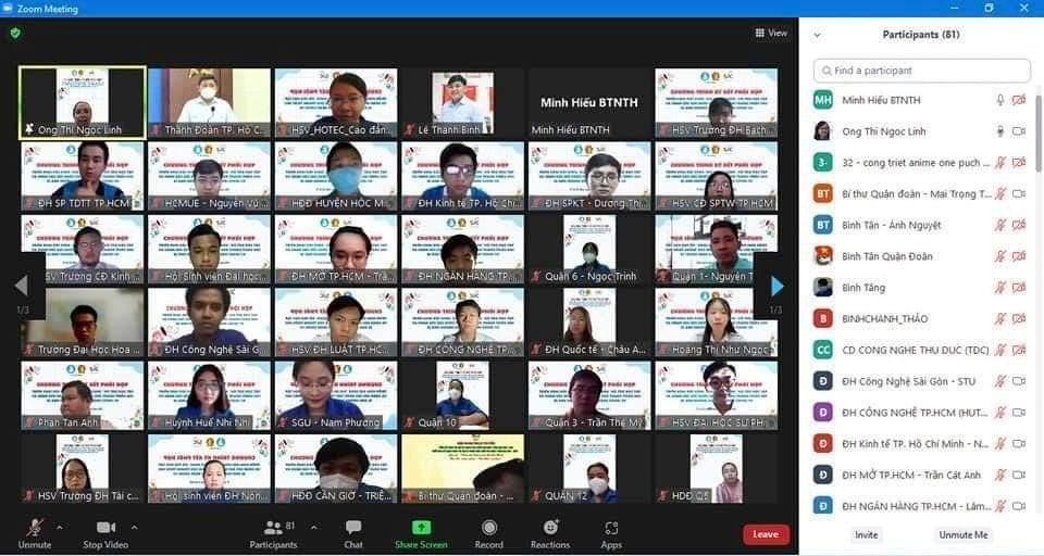 Rất đông các bạn sinh viên cùng tham gia làm "Gia sư áo xanh".