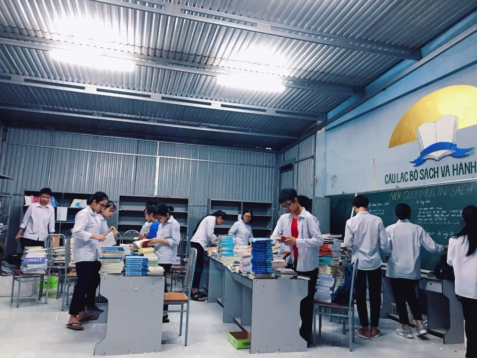 Phòng sách được quản lý bởi các thành viên CLB Sách và Hành động trường THPT Yên Phong 1, Bắc Ninh. Phòng sách được quản lý bởi các thành viên CLB Sách và Hành động trường THPT Yên Phong 1, Bắc Ninh.