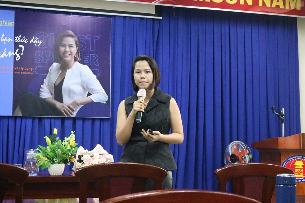 Chị Lê Hoàng Uyên Vy chia sẻ với các bạn sinh viên trong chương trình. Chị Lê Hoàng Uyên Vy chia sẻ với các bạn sinh viên trong chương trình.