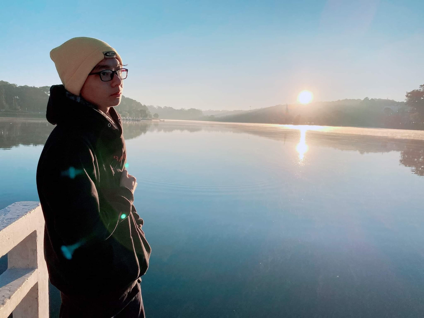 Ngoài những lúc vẽ tranh, cậu bạn thường đọc sách, nghe nhạc, đi dạo hay xem tranh của các họa sỹ khác. Ngoài những lúc vẽ tranh, cậu bạn thường đọc sách, nghe nhạc, đi dạo hay xem tranh của các họa sỹ khác.