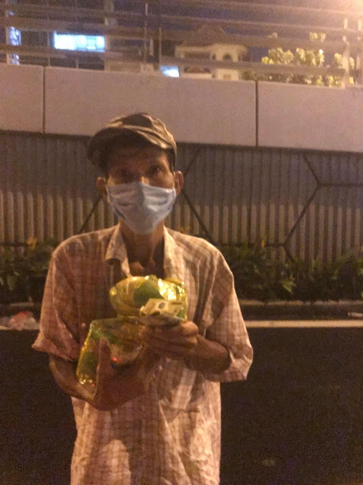 Vài hôm nữa, Lân dự định hỗ trợ 1 tấn gạo cho nhóm “Đêm Sài Gòn” và phía anh sẽ tự vận chuyển thêm 1 tấn đến bệnh viện Dã chiến Số 5 (số 190 Hồng Bàng, Q. 5, TP. HCM) để nêu cao tinh thần sẻ chia trong đại dịch.