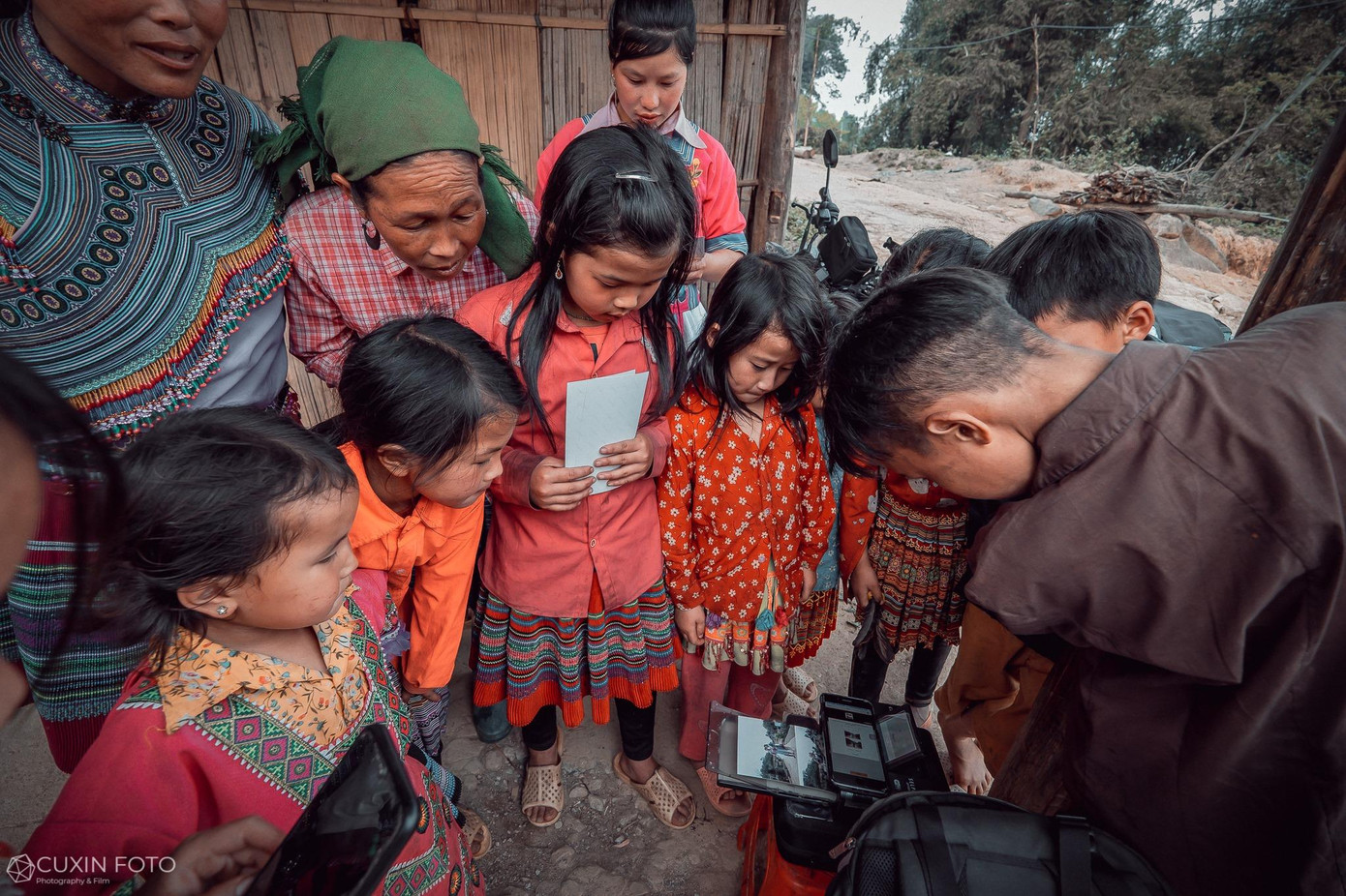 Quý in ảnh và tặng lại những đứa trẻ và những gia đình vùng Tây Bắc. (Ảnh: NVCC)