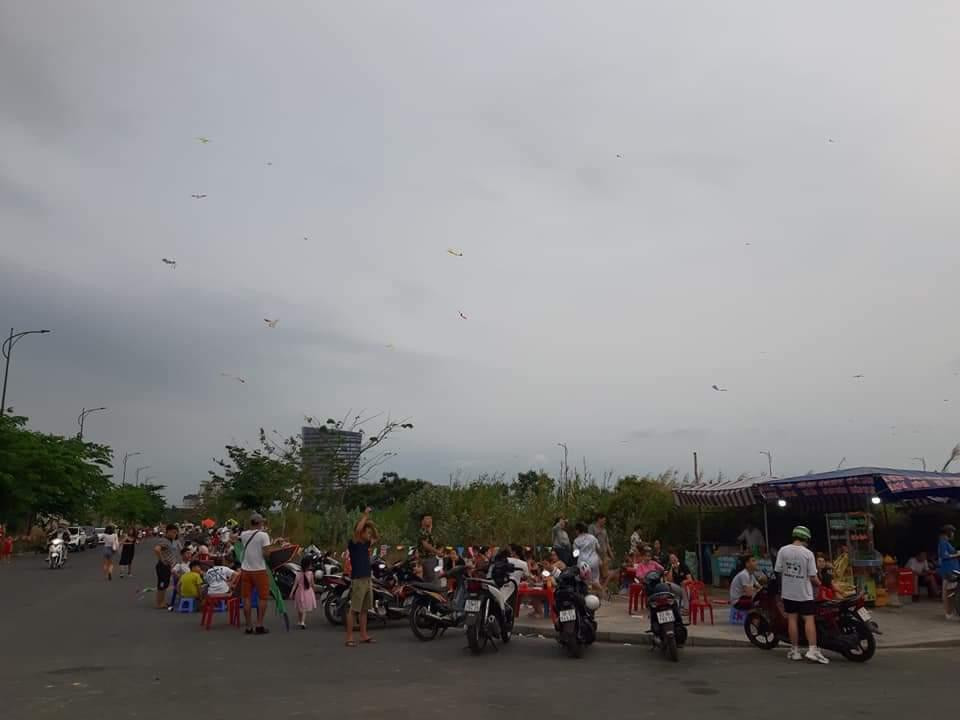 Bãi diều Thủ Thiêm (Thành phố Thủ Đức) rất đông các bạn trẻ tìm đến thả diều vào cuối tuần.