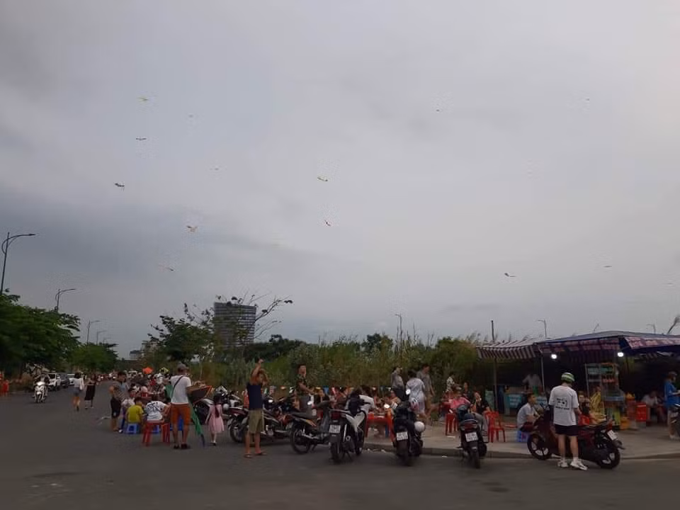 Bãi diều Thủ Thiêm (Thành phố Thủ Đức) rất đông các bạn trẻ tìm đến thả diều vào cuối tuần.