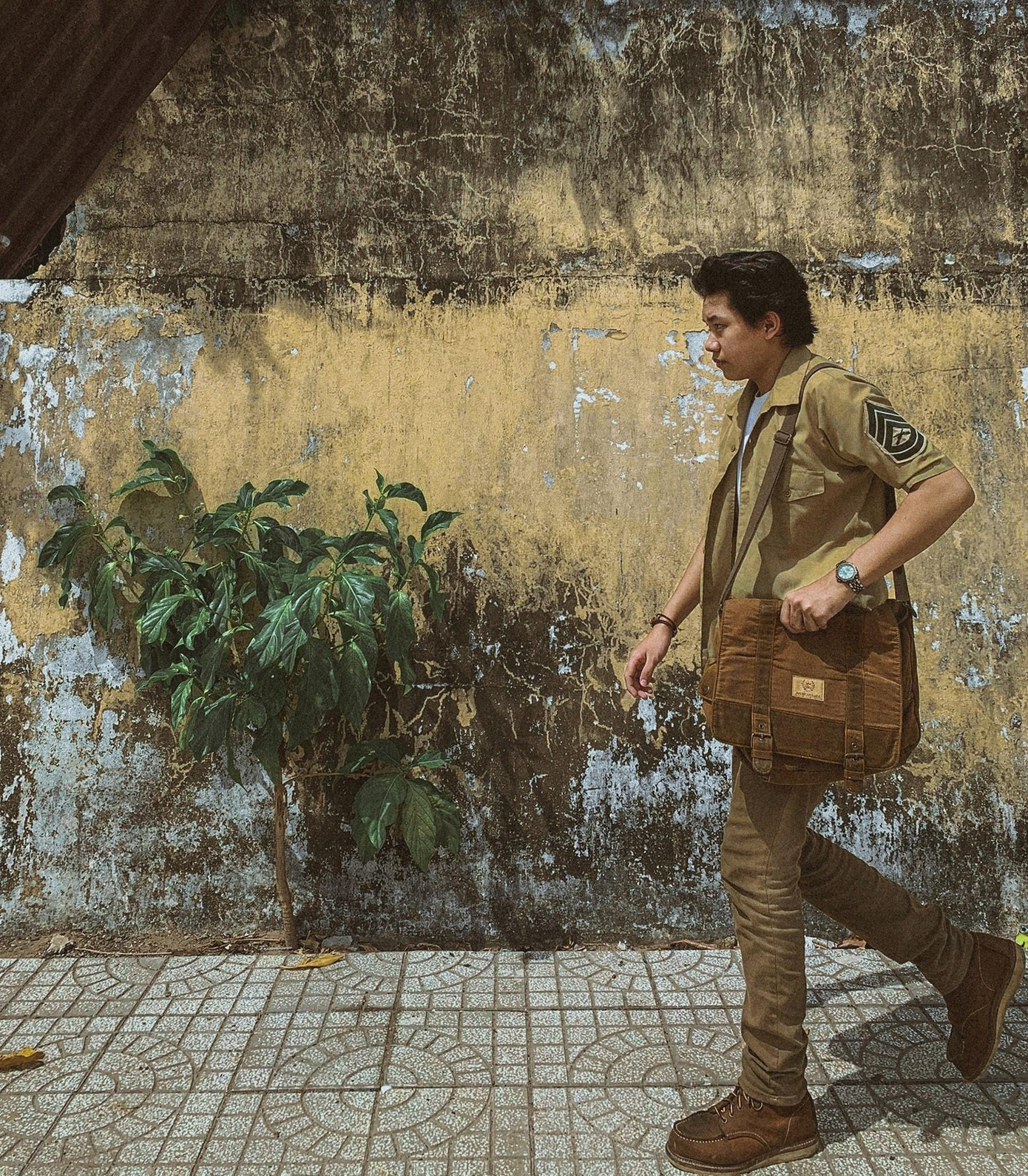 Chàng trai lựa chọn phong cách vintage từ thời trang cho đến lối sống. Chàng trai lựa chọn phong cách vintage từ thời trang cho đến lối sống.