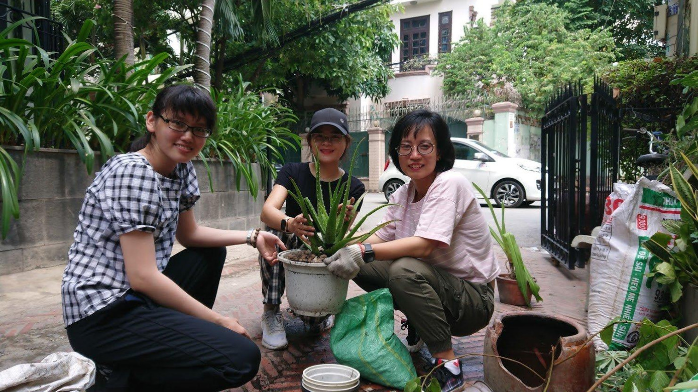 Nhóm thực hiện ươm giống cây thuốc cho giai đoạn đầu của dự án.