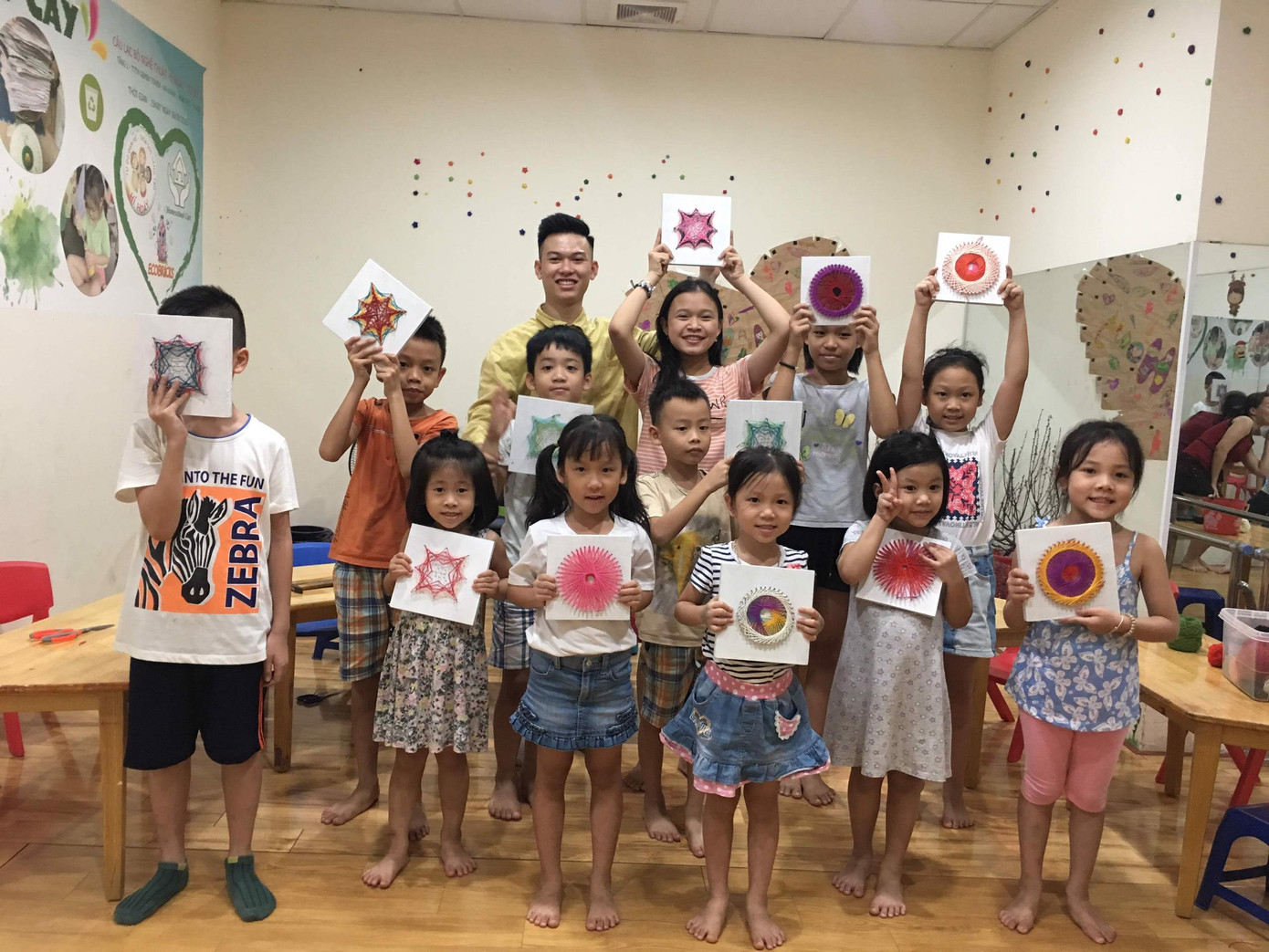 Lớp học tranh chỉ đinh dành cho trẻ em do Dũng từng tổ chức. Lớp học tranh chỉ đinh dành cho trẻ em do Dũng từng tổ chức.