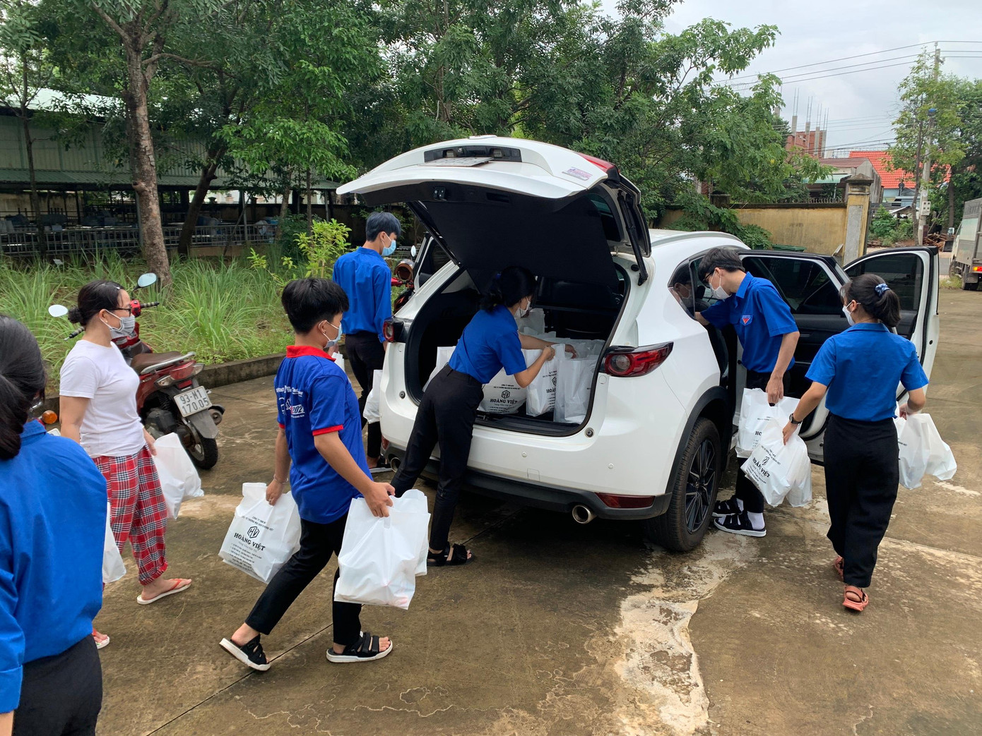 Những phần cơm được vận chuyển đến các điểm trường để phát cho các thí sinh. Những phần cơm được vận chuyển đến các điểm trường để phát cho các thí sinh.