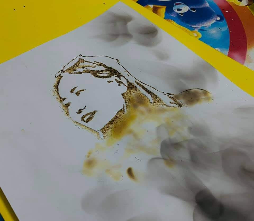 Một tác phẩm vẽ bằng lửa của ông đồ Nguyễn Bình Thuận. Một tác phẩm vẽ bằng lửa của ông đồ Nguyễn Bình Thuận.