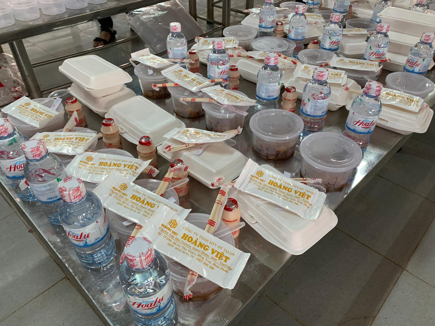 Những suất cơm dành tặng cho các sĩ tử. Những suất cơm dành tặng cho các sĩ tử.