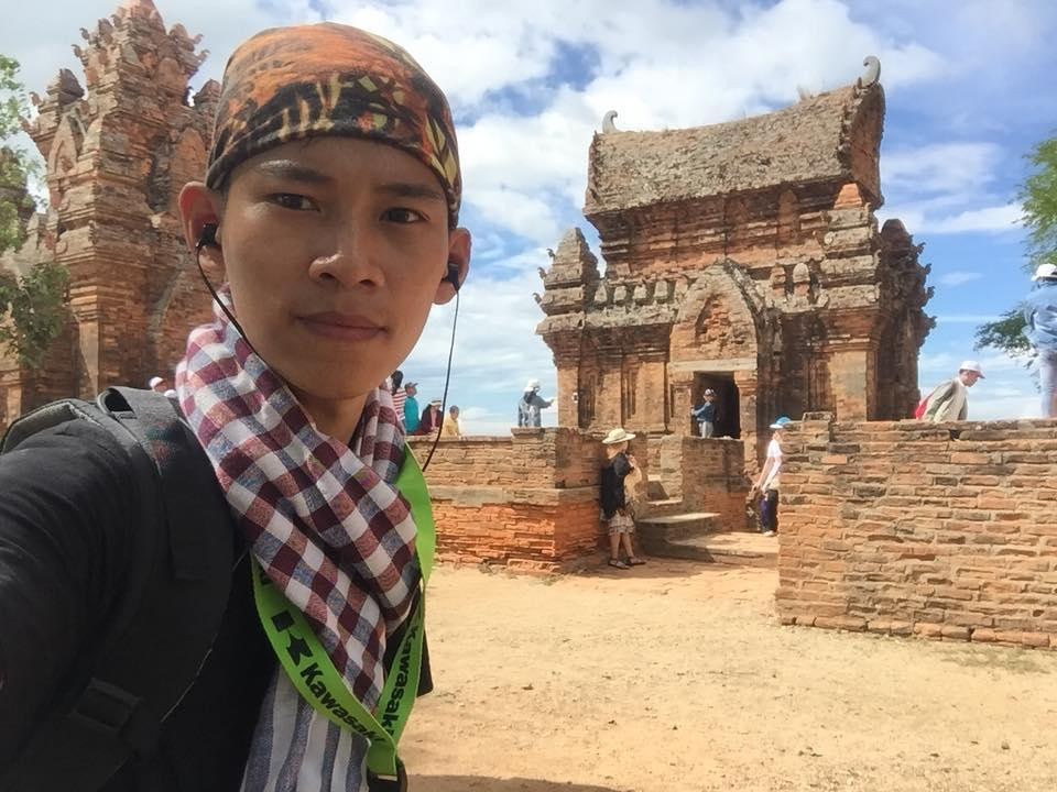 Hùng ghé đến những thắng cảnh nổi tiếng trên khắp đất nước.