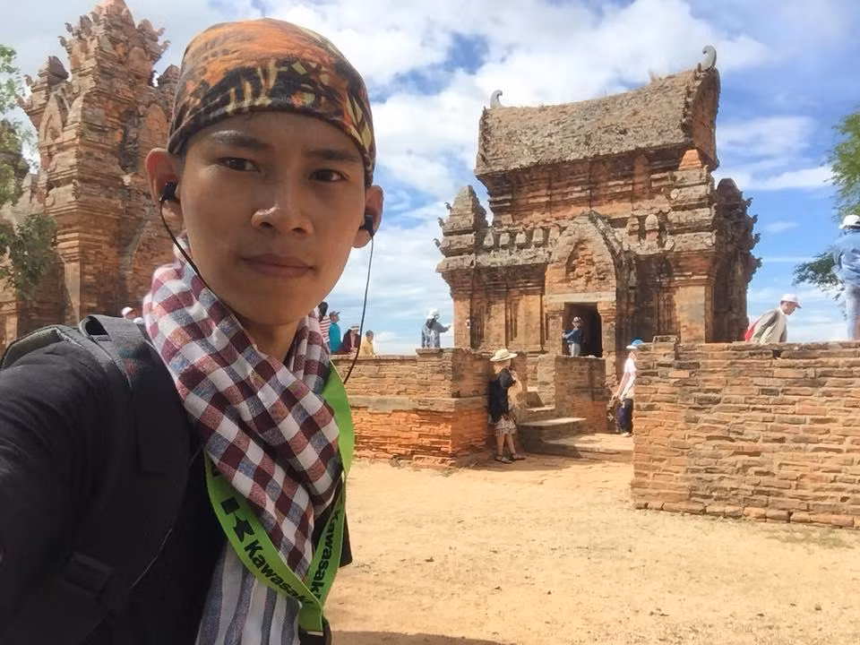 Hùng ghé đến những thắng cảnh nổi tiếng trên khắp đất nước.