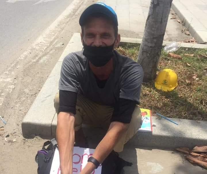 Người đàn ông Mỹ với tấm bảng xin thức ăn mà Linh gặp trên đường đi làm.