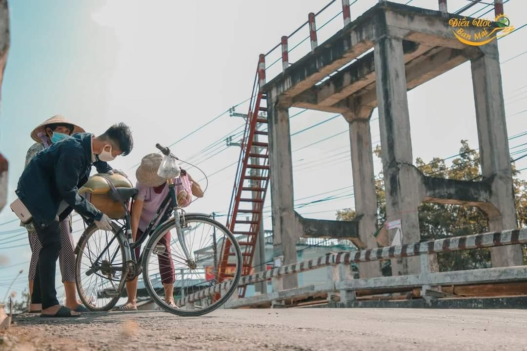 Trí Ngân chia sẻ: "Sức mình nhỏ, nhưng mình cố gắng thì chí ít cũng giúp được một số người vượt qua được khó khăn".